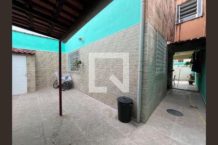 Casa de condomínio à venda com 112m², 4 quartos e 1 vagaFundos e lateral da casa