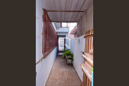 Casa para alugar com 120m², 2 quartos e 2 vagas Casa para alugar com 120m², 2 quartos e 2 vagasCorredor externo