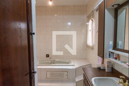 Casa de condomínio à venda com 175m², 3 quartos e 4 vagasBanheiro da suíte