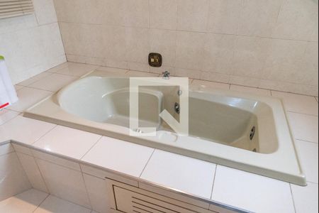 Casa de condomínio à venda com 175m², 3 quartos e 4 vagasBanheiro da suíte