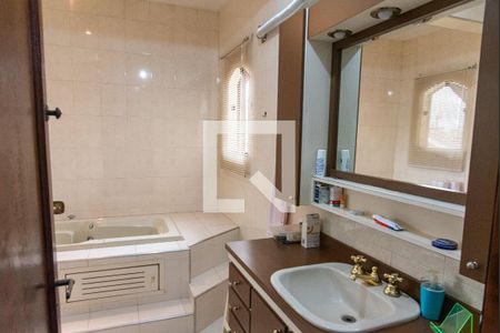 Casa de condomínio à venda com 175m², 3 quartos e 4 vagasBanheiro da suíte