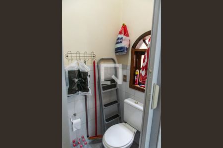 Casa de condomínio à venda com 175m², 3 quartos e 4 vagasBanheiro de serviço