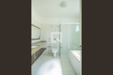 Casa à venda com 340m², 4 quartos e 4 vagasBanheiro da Suíte 3