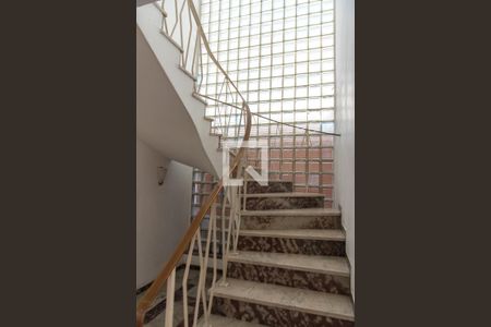 Casa para alugar com 360m², 3 quartos e 3 vagas Casa para alugar com 360m², 3 quartos e 3 vagasEscada