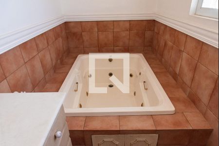 Casa para alugar com 360m², 3 quartos e 3 vagas Casa para alugar com 360m², 3 quartos e 3 vagasBanheiro da suíte 1