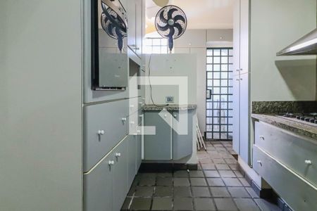 Casa à venda com 326m², 3 quartos e 2 vagas Casa à venda com 326m², 3 quartos e 2 vagasCozinha e Área de Serviço