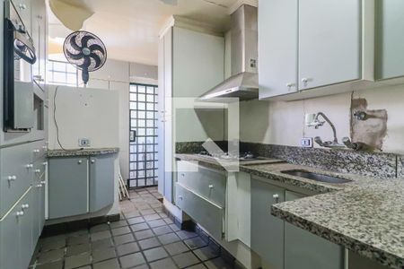 Casa à venda com 326m², 3 quartos e 2 vagas Casa à venda com 326m², 3 quartos e 2 vagasCozinha e Área de Serviço