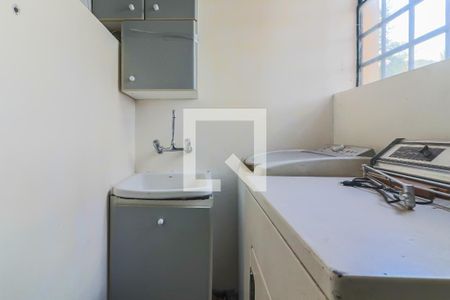 Casa à venda com 326m², 3 quartos e 2 vagas Casa à venda com 326m², 3 quartos e 2 vagasCozinha e Área de Serviço