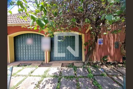 Casa à venda com 326m², 3 quartos e 2 vagas Casa à venda com 326m², 3 quartos e 2 vagasFachada