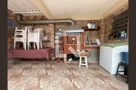 Casa à venda com 122m², 4 quartos e 2 vagasChurrasqueira