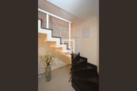 Casa à venda com 131m², 3 quartos e 2 vagasEscada