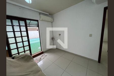 Casa à venda com 100m², 2 quartos e 2 vagasSala