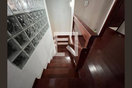Casa à venda com 224m², 4 quartos e 2 vagas Casa à venda com 224m², 4 quartos e 2 vagasEscada