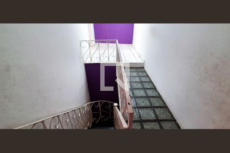 Casa à venda com 200m², 4 quartos e 1 vaga Casa à venda com 200m², 4 quartos e 1 vagaEscada