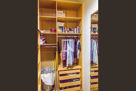 Casa de condomínio para alugar com 609m², 4 quartos e 4 vagas Casa de condomínio para alugar com 609m², 4 quartos e 4 vagasCloset da suíte 2