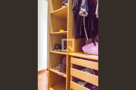 Casa de condomínio para alugar com 609m², 4 quartos e 4 vagas Casa de condomínio para alugar com 609m², 4 quartos e 4 vagasCloset da suíte 2