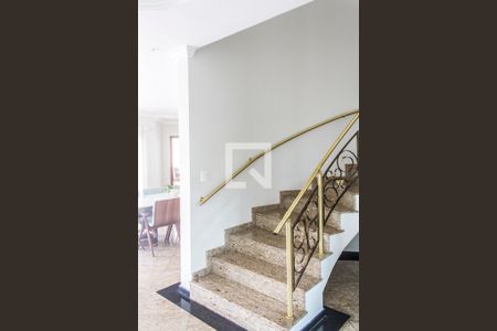 Casa de condomínio para alugar com 609m², 4 quartos e 4 vagas Casa de condomínio para alugar com 609m², 4 quartos e 4 vagasEscada