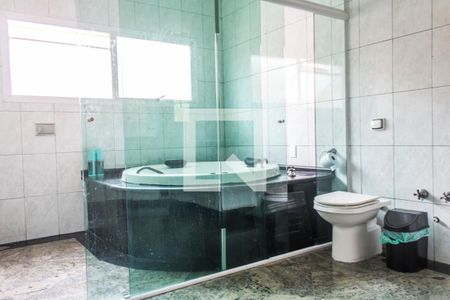 Casa de condomínio para alugar com 609m², 4 quartos e 4 vagas Casa de condomínio para alugar com 609m², 4 quartos e 4 vagasBanheiro da Suíte 1