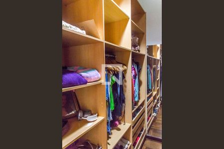 Casa de condomínio para alugar com 609m², 4 quartos e 4 vagas Casa de condomínio para alugar com 609m², 4 quartos e 4 vagasCloset da suíte 1