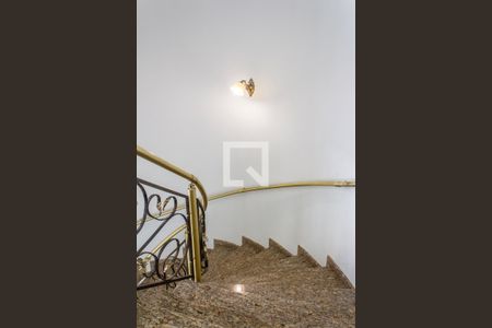 Casa de condomínio para alugar com 609m², 4 quartos e 4 vagas Casa de condomínio para alugar com 609m², 4 quartos e 4 vagasEscada