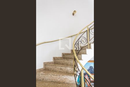 Casa de condomínio para alugar com 609m², 4 quartos e 4 vagas Casa de condomínio para alugar com 609m², 4 quartos e 4 vagasEscada