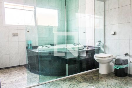 Casa de condomínio para alugar com 609m², 4 quartos e 4 vagas Casa de condomínio para alugar com 609m², 4 quartos e 4 vagasBanheiro da Suíte 1