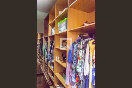 Casa de condomínio para alugar com 609m², 4 quartos e 4 vagas Casa de condomínio para alugar com 609m², 4 quartos e 4 vagasCloset da suíte 1