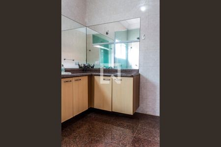 Casa de condomínio para alugar com 609m², 4 quartos e 4 vagas Casa de condomínio para alugar com 609m², 4 quartos e 4 vagasBanheiro da Suíte 4