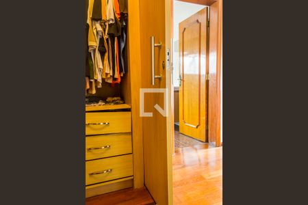 Casa de condomínio para alugar com 609m², 4 quartos e 4 vagas Casa de condomínio para alugar com 609m², 4 quartos e 4 vagasCloset da suíte 4