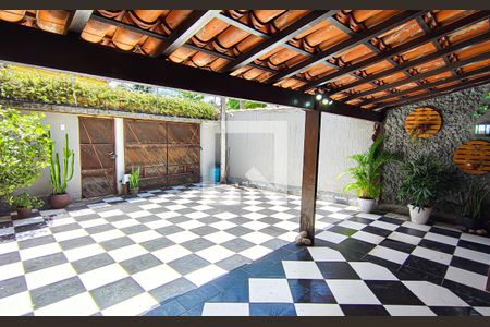 Casa à venda com 382m², 5 quartos e 3 vagas Casa à venda com 382m², 5 quartos e 3 vagasfrente de casa