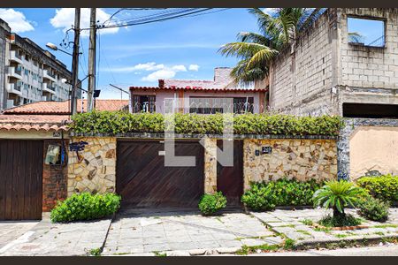 Casa à venda com 382m², 5 quartos e 3 vagas Casa à venda com 382m², 5 quartos e 3 vagasfachada