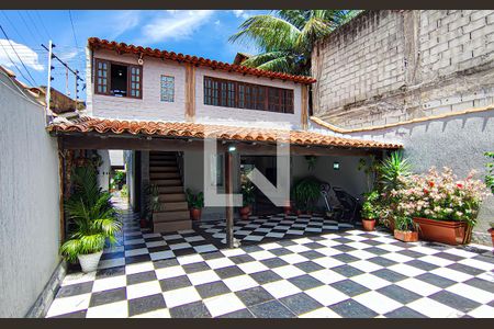 Casa à venda com 382m², 5 quartos e 3 vagas Casa à venda com 382m², 5 quartos e 3 vagasfrente de casa