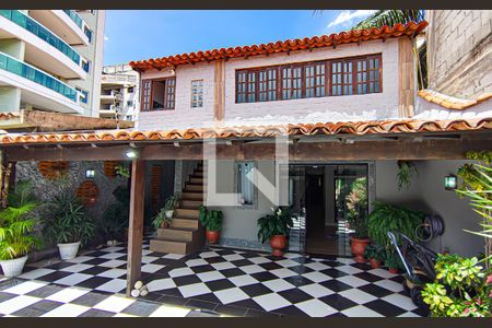 Casa à venda com 382m², 5 quartos e 3 vagas Casa à venda com 382m², 5 quartos e 3 vagasfrente de casa