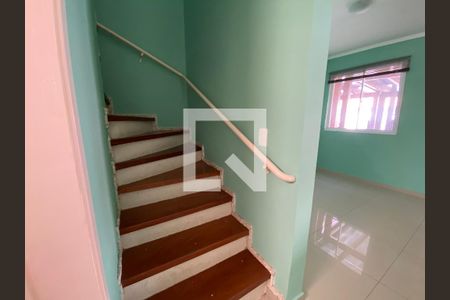Casa de condomínio à venda com 54m², 3 quartos e 2 vagas Casa de condomínio à venda com 54m², 3 quartos e 2 vagasEscada
