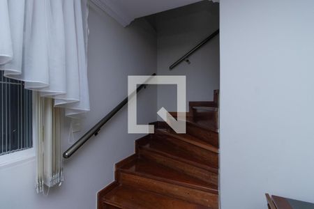 Casa para alugar com 250m², 4 quartos e 2 vagasEscada