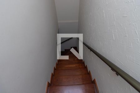 Casa para alugar com 250m², 4 quartos e 2 vagasEscada