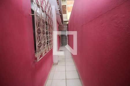 Casa para alugar com 120m², 2 quartos e 1 vagaCorredor lateral da casa