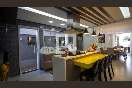 Casa de condomínio à venda com 244m², 5 quartos e 2 vagas Casa de condomínio à venda com 244m², 5 quartos e 2 vagasCozinha