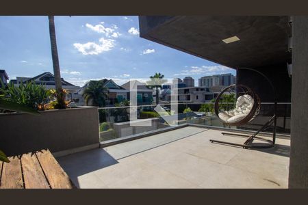 Casa de condomínio à venda com 244m², 5 quartos e 2 vagas Casa de condomínio à venda com 244m², 5 quartos e 2 vagasSacada da Suíte 3