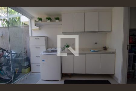 Casa de condomínio à venda com 244m², 5 quartos e 2 vagas Casa de condomínio à venda com 244m², 5 quartos e 2 vagasÁrea de Serviço