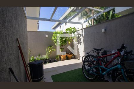 Casa de condomínio à venda com 244m², 5 quartos e 2 vagas Casa de condomínio à venda com 244m², 5 quartos e 2 vagasÁrea de Serviço