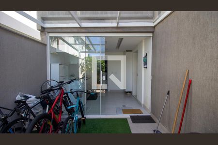 Casa de condomínio à venda com 244m², 5 quartos e 2 vagas Casa de condomínio à venda com 244m², 5 quartos e 2 vagasÁrea de Serviço