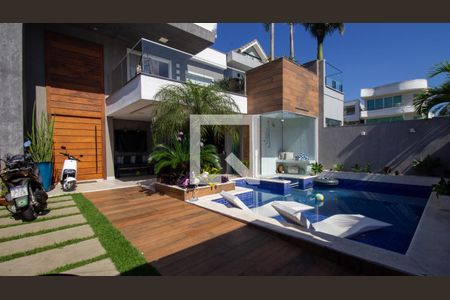 Casa de condomínio à venda com 244m², 5 quartos e 2 vagas Casa de condomínio à venda com 244m², 5 quartos e 2 vagasQuintal