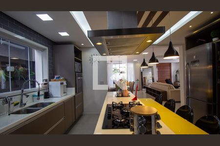 Casa de condomínio à venda com 244m², 5 quartos e 2 vagas Casa de condomínio à venda com 244m², 5 quartos e 2 vagasCozinha