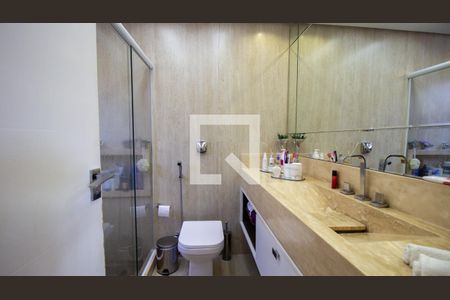 Casa de condomínio à venda com 244m², 5 quartos e 2 vagas Casa de condomínio à venda com 244m², 5 quartos e 2 vagasBanheiro da Suíte 3