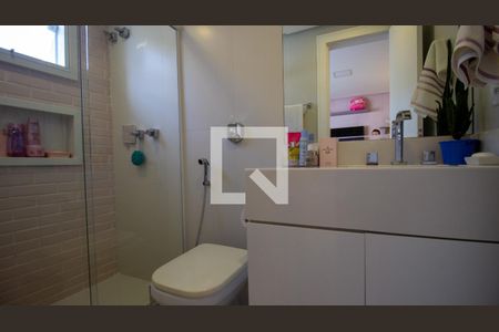 Casa de condomínio à venda com 244m², 5 quartos e 2 vagas Casa de condomínio à venda com 244m², 5 quartos e 2 vagasBanheiro da Suíte 2