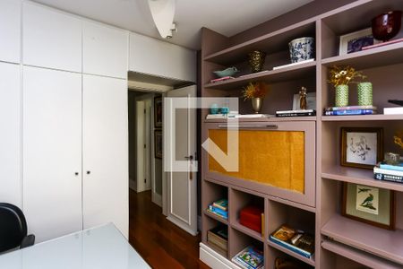 Casa à venda com 380m², 4 quartos e 4 vagasEscritório