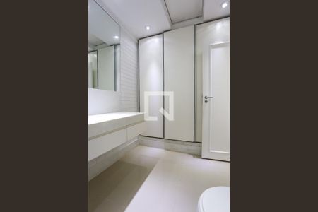 Casa à venda com 380m², 4 quartos e 4 vagasBanheiro da Suíte 2