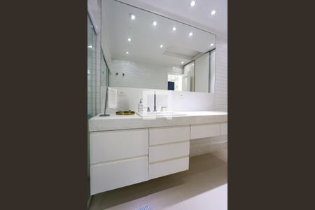 Casa à venda com 380m², 4 quartos e 4 vagasBanheiro da Suíte 2