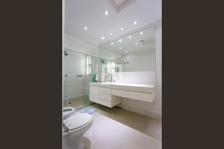 Casa à venda com 380m², 4 quartos e 4 vagasBanheiro da Suíte 2